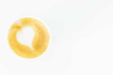 Bir latte kahve sanat kalp sütlü beyaz arka plan üzerinde izole.