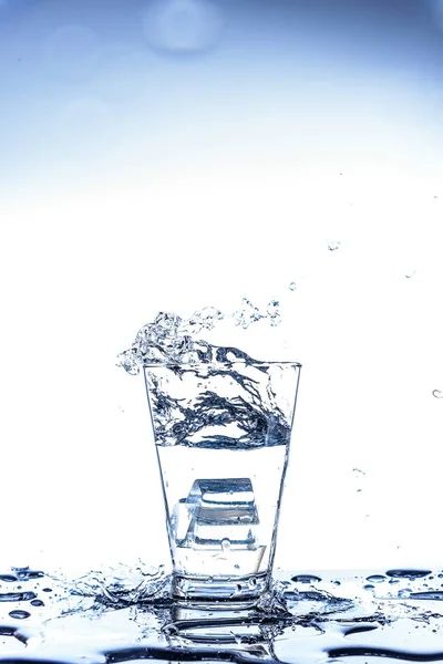 玻璃上的冰滴和水溅反射 — 图库照片