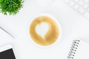 Bir latte kahve sanat kalp süt beyaz Resepsiyon tablosundan tarih ile 