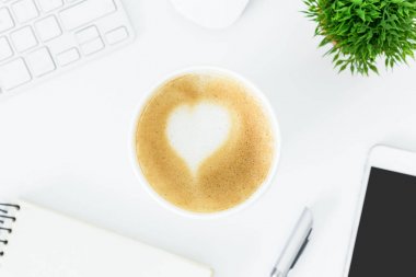 Bir latte kahve sanat kalp süt beyaz Resepsiyon tablosundan tarih ile 