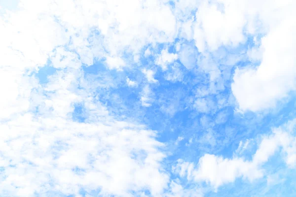 Cielo blu con nuvola al mattino . — Foto Stock