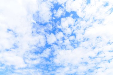 Mavi gökyüzü bulut sabah ile.