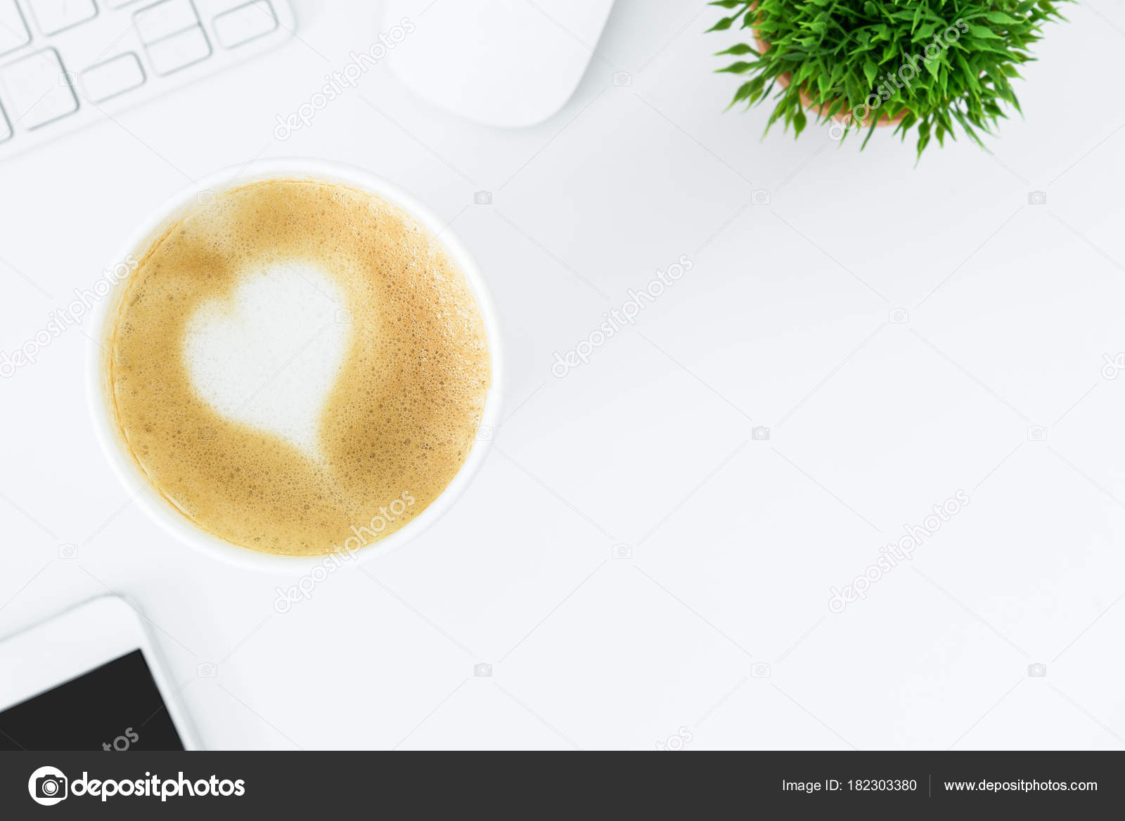ラテ コーヒー アート ハート ミルクから白いデスク テーブルの上 ストック写真 C Joearnonmung Gmail Com ラテ コーヒー アート ハート ミルクから白いデスク テーブルの上 ストック写真 C Joearnonmung Gmail Com