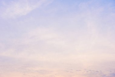 Mavi gökyüzü bulut sabah ile.