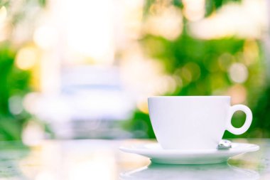 Beyaz fincan kahve ve gümüş kaşık hazır mo servis