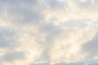 Karanlık gökyüzü ve büyük siyah bulutlu önce şiddetli yağmur ve fırtınalı.