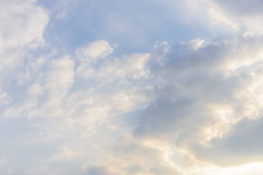 Karanlık gökyüzü ve büyük siyah bulutlu önce şiddetli yağmur ve fırtınalı.