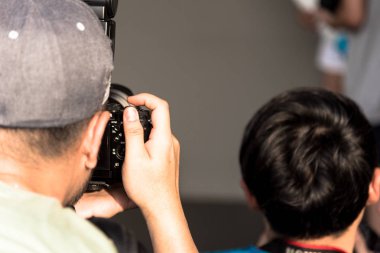 Bir fotoğrafçı erkek alarak ve iş resmini odaklanarak