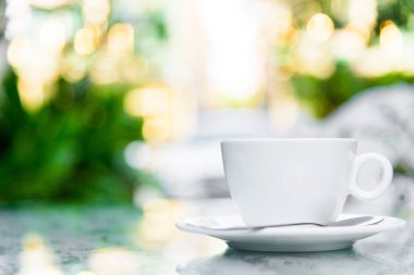 Beyaz fincan kahve ve gümüş kaşık hazır mo servis
