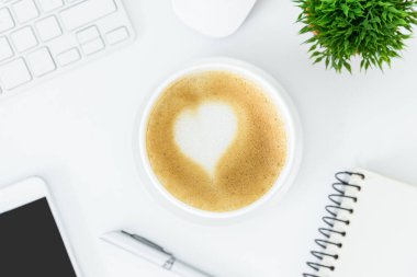Bir latte kahve sanat kalp süt beyaz Resepsiyon tablosundan tarih ile 