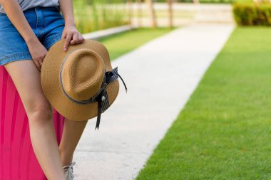 Akşam bahçedeki parkta gün batımında kahverengi şapka..