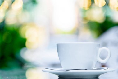 Beyaz fincan kahve ve gümüş kaşık hazır mo servis