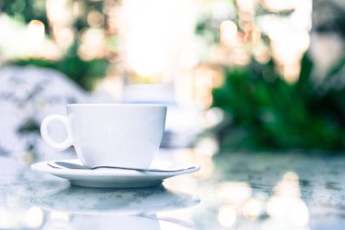 Beyaz fincan kahve ve gümüş kaşık hazır mo servis