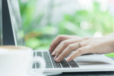 Asyalı kadın el ve evli yüzük vardır çok dokunaklı ve la yazarak