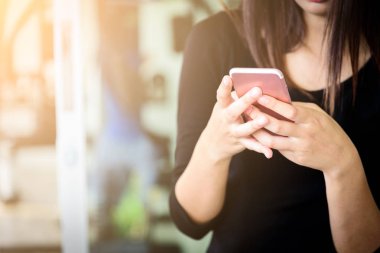 Wor için cep telefonunda e-posta kontrol asain işkadını vardır