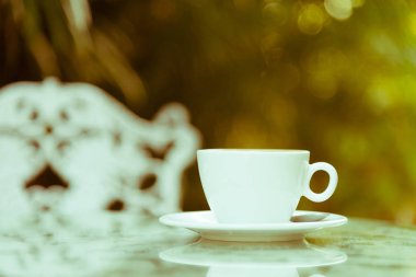 Beyaz fincan kahve ve gümüş kaşık hazır mo servis