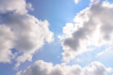 Mavi gökyüzü bulut sabah ile.