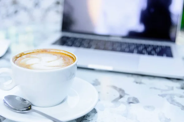 Bílý šálek kávy a notebook připraven k práci v noci — Stock fotografie