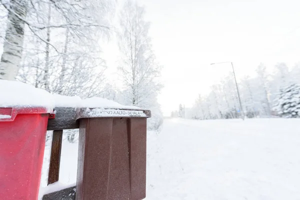Червоно-коричнева поштова скринька взимку вкрита сильним снігом — стокове фото