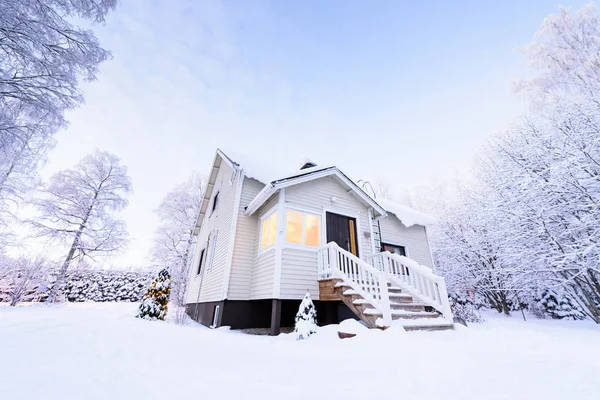 Dom w lesie pokryty jest dużym śniegiem w zimie se — Zdjęcie stockowe