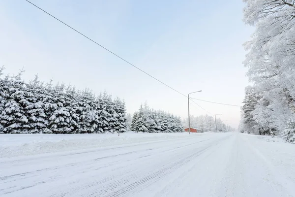 A estrada número 496 cobriu com neve pesada no inverno seaso — Fotografia de Stock