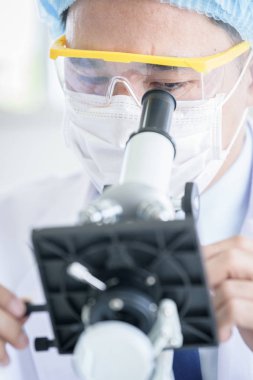 Asyalı genç öğrenci bilim adamı araştırma ve öğrenme