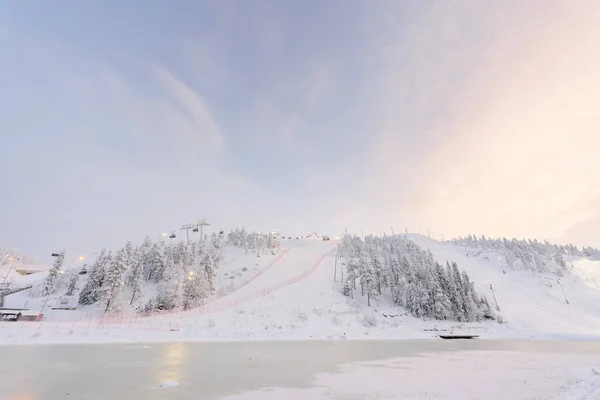 Rukatunturi skokanský můstek v zimní sezóně a pěkné počasí — Stock fotografie