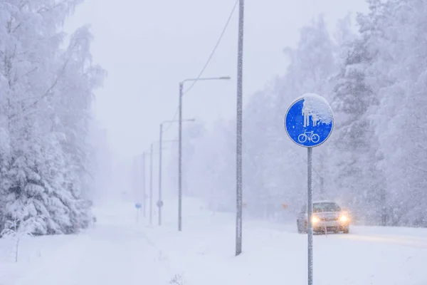 O sinal de uma ciclovia e um pedestre na estrada no inverno um — Fotografia de Stock