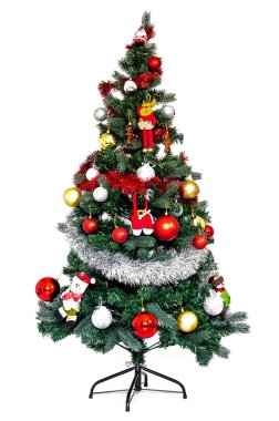 Süsler ve hediyelerle dolu Noel ağacı beyaz üzerine izole edilmiş.