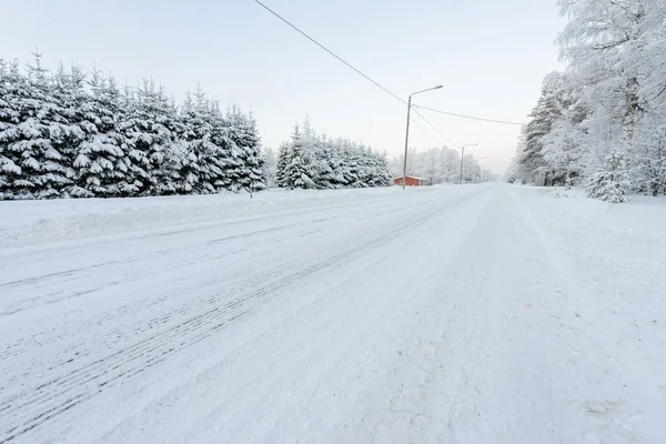 Ο δρόμος αριθμός 496 έχει καλυφθεί με βαρύ χιόνι το χειμώνα seaso — Φωτογραφία Αρχείου