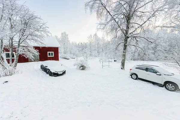 Dom i samochód w lesie pokryty jest dużym śniegiem i — Zdjęcie stockowe