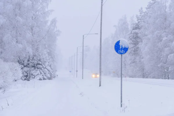 O sinal de uma ciclovia e um pedestre na estrada no inverno um — Fotografia de Stock