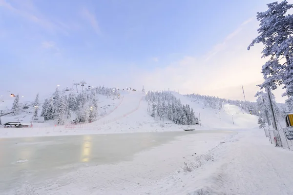 Rukatunturi skokanský můstek v zimní sezóně a pěkné počasí — Stock fotografie