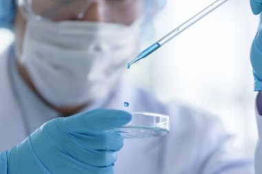 Asyalı üst düzey bilim adamı erkek bir çalışma alanında araştırma ve öğrenme