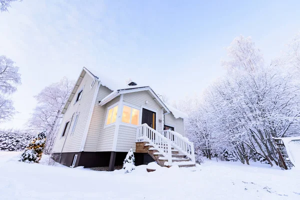Huset i skogen har täckt med tung snö på vintern se — Stockfoto