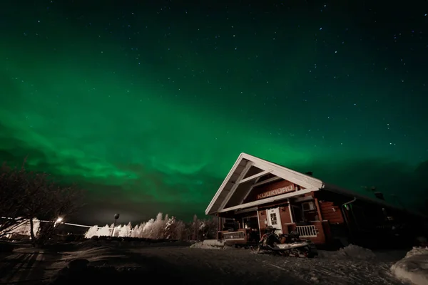 Il nord luci Aurora Boreale a Kuukiuru villaggio lago in — Foto Stock