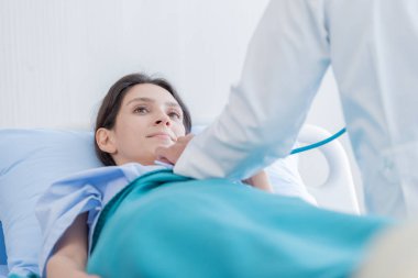 Hastanedeki ya da tıptaki hasta kadınla ilgilenen bir doktor.