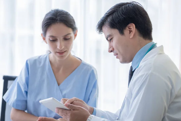 Un médecin prend soin d'une patiente malade à l'hôpital ou au medi — Photo