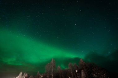 Kuzey ışıkları Aurora Borealis Kuukiuru köyündeki gölde. 