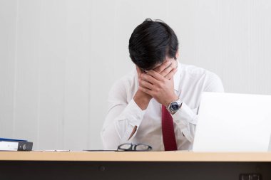 Bir iş adamı stresli ve mutsuzla çalışmak zorundadır..