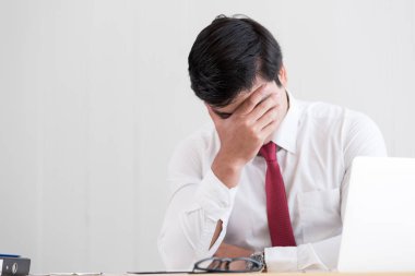 Bir iş adamı stresli ve mutsuzla çalışmak zorundadır..