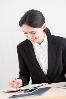 Bir iş kadını konsantrasyon ve mutlulukla çalışır..
