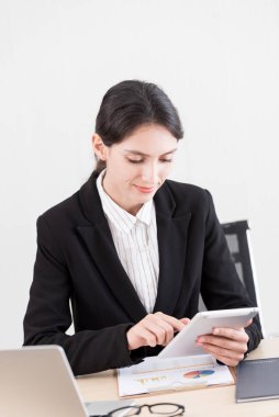 Bir iş kadını konsantrasyon ve mutlulukla çalışır..