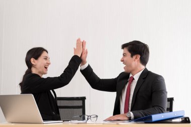 Bir yönetici ve sekreter başarı ve mutlulukla birlikte çalışıyor.