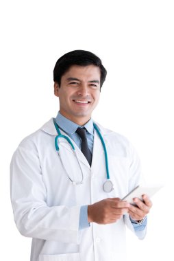 Tecrit edilmiş kıdemli bir doktor, beyaz bada izole edilmiş bir tablet tutuyor.
