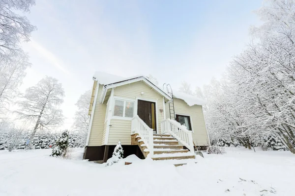 Dom w lesie pokryty jest śniegiem i czystym bl — Zdjęcie stockowe