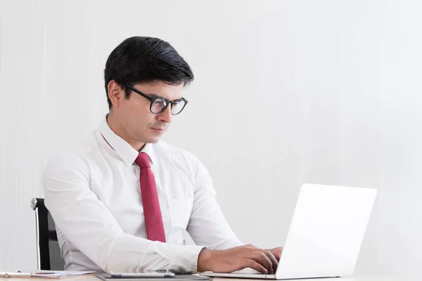 Een zakenman moet werken met gestrest en ongelukkig. — Stockfoto