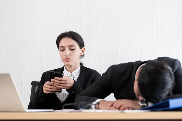 Due dipendenti hanno pigro e giocare il telefono e dormire alla o — Foto Stock