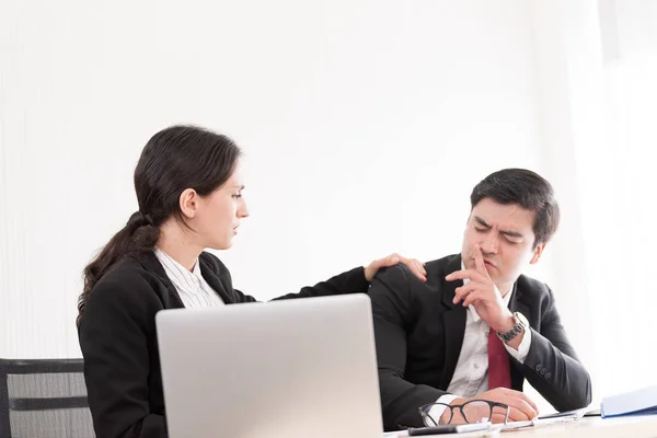 Una donna d'affari ha sconvolto con a dormire del compagno di lavoro in w — Foto Stock