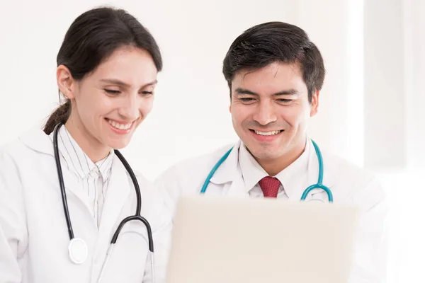 Dos médicos han trabajado juntos con felicidad en el hospital — Foto de Stock